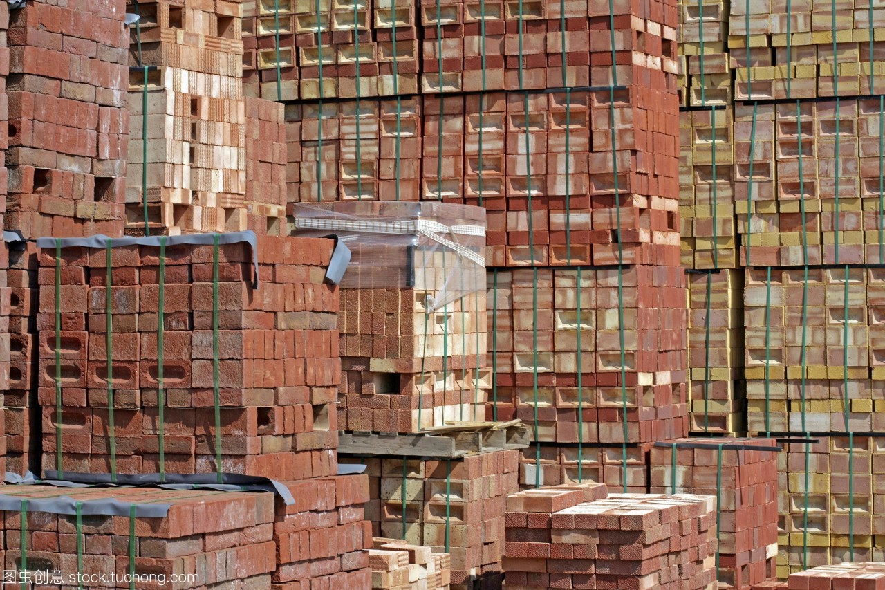 各式各样的砖。在建筑工地的院子里堆着一堆堆的红红砖。在英国伦敦拍照。